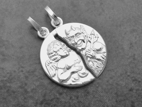 Silber Partneranhänger in Form eines Engels und eines Teufels, teilmattiert und teilbar, vom Hersteller Juwelier Harnisch, symbolisiert die duale Natur von Beziehungen.