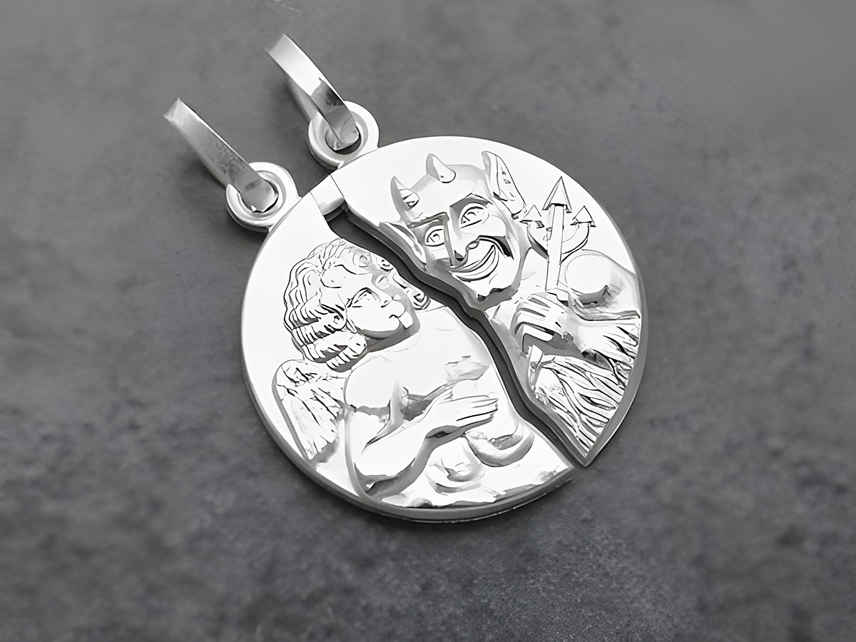 Silber Partneranhänger in Form eines Engels und eines Teufels, teilmattiert und teilbar, vom Hersteller Juwelier Harnisch, symbolisiert die duale Natur von Beziehungen.