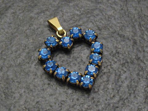 Blauer Strass Anhänger im Herzen Design von Juwelier Harnisch, ideal für einen sexy City Look, verziert mit funkelnden blauen Strasssteinen, edles Schmuckstück für besondere Anlässe.