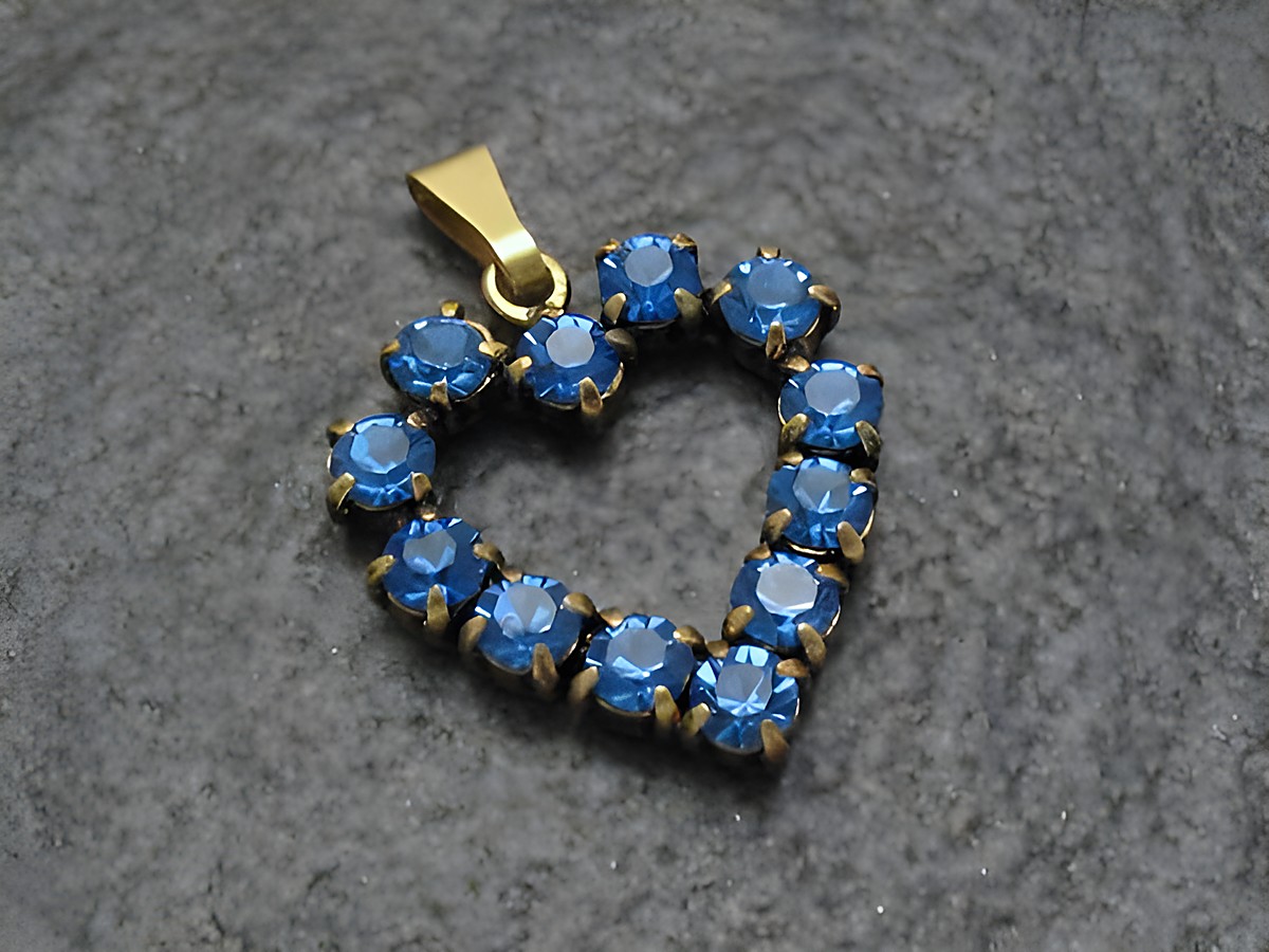 Blauer Strass Anhänger im Herzen Design von Juwelier Harnisch, ideal für einen sexy City Look, verziert mit funkelnden blauen Strasssteinen, edles Schmuckstück für besondere Anlässe.
