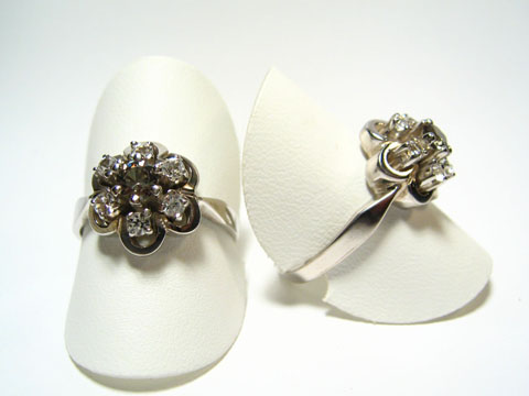 Silber Ring rhodiniert mit weißen und grünen Steinen, verstellbar, Hersteller Juwelier Harnisch, präsentiert auf einem weißen Ringständer.
