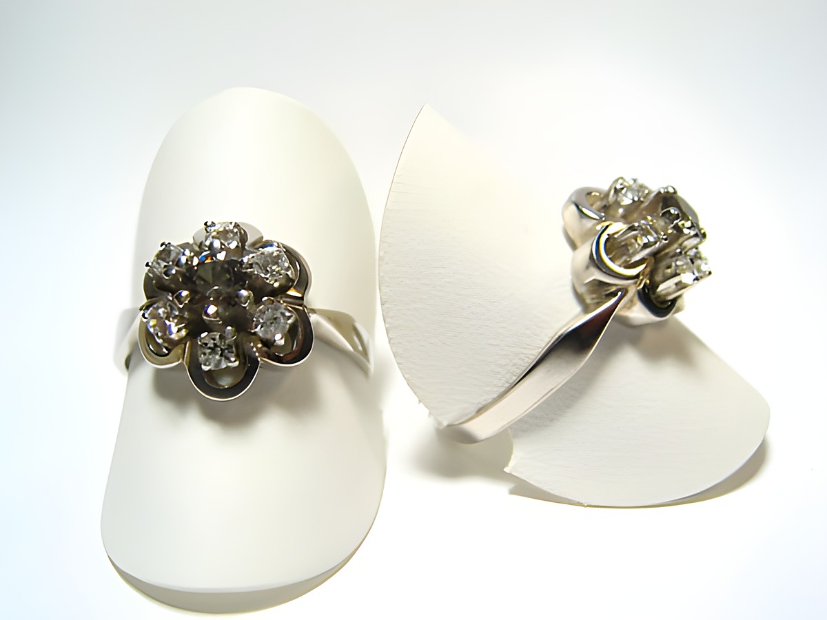 Silber Ring rhodiniert mit weißen und grünen Steinen, verstellbar, Hersteller Juwelier Harnisch, präsentiert auf einem weißen Ringständer.