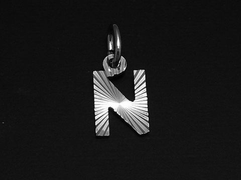 Silber Anhänger mit dem Buchstaben N, Druck- und Diamantschliff, hergestellt von Juwelier Harnisch. Der Anhänger hat eine glänzende Oberfläche und ein modernes Design.