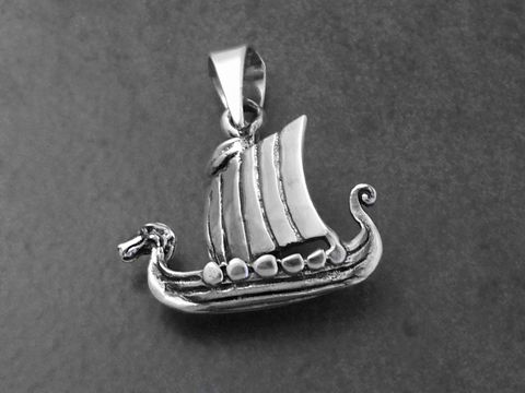 Drachenboot Schiff aus Sterling Silber Anhänger gefertigt vom Juwelier Harnisch im Wikinger-Stil. Detailreiche Gestaltung mit typisch gewelltem Segel und dekorativem Schiffsbug.