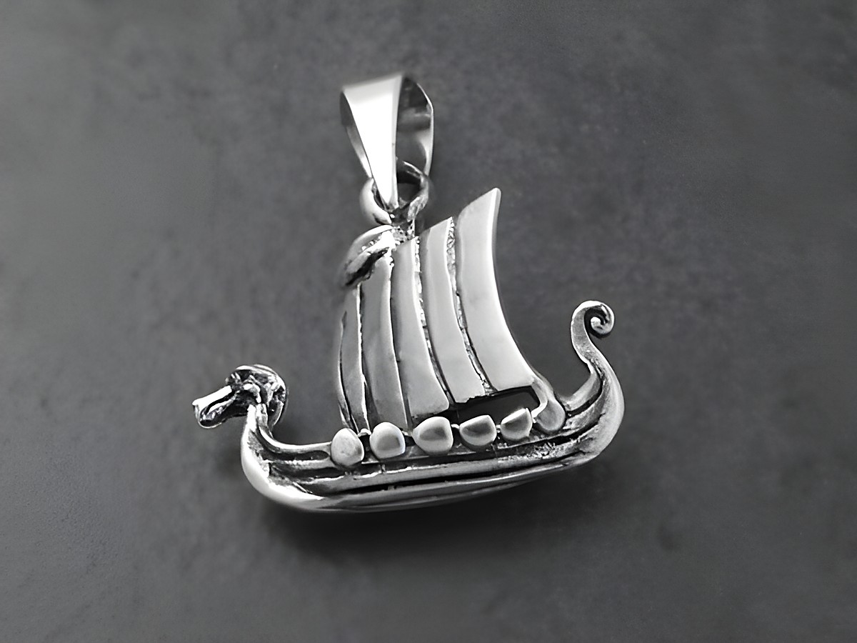 Drachenboot Schiff aus Sterling Silber Anhänger gefertigt vom Juwelier Harnisch im Wikinger-Stil. Detailreiche Gestaltung mit typisch gewelltem Segel und dekorativem Schiffsbug.