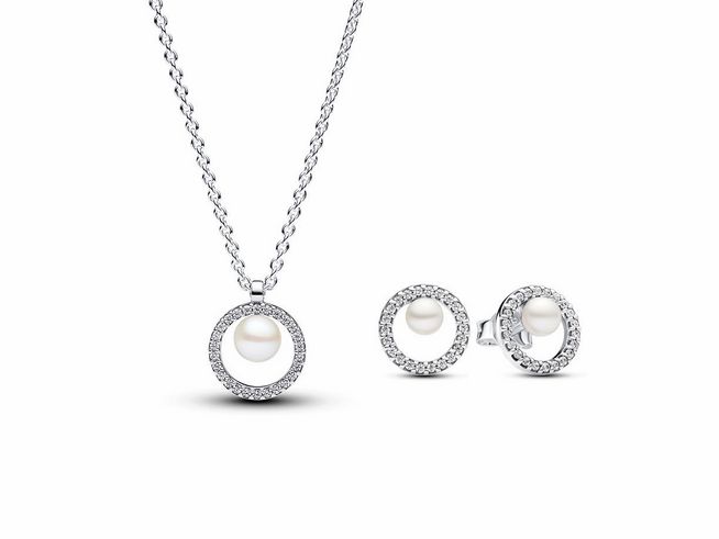 Elegantes Pandora Schmuckset bestehend aus einer Silberkette mit Zuchtperle und passenden Ohrringen, verziert mit klaren Steinen in einem modernen, zeitlosen Design.