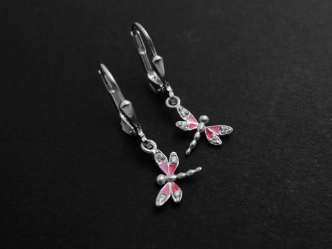 Ohrringe in Form von Libellen aus rhodiniertem Sterling Silber, verziert mit rosa-fuchsia Lack und Zirkonia, geeignet für Kinder, Hersteller: Juwelier Harnisch.