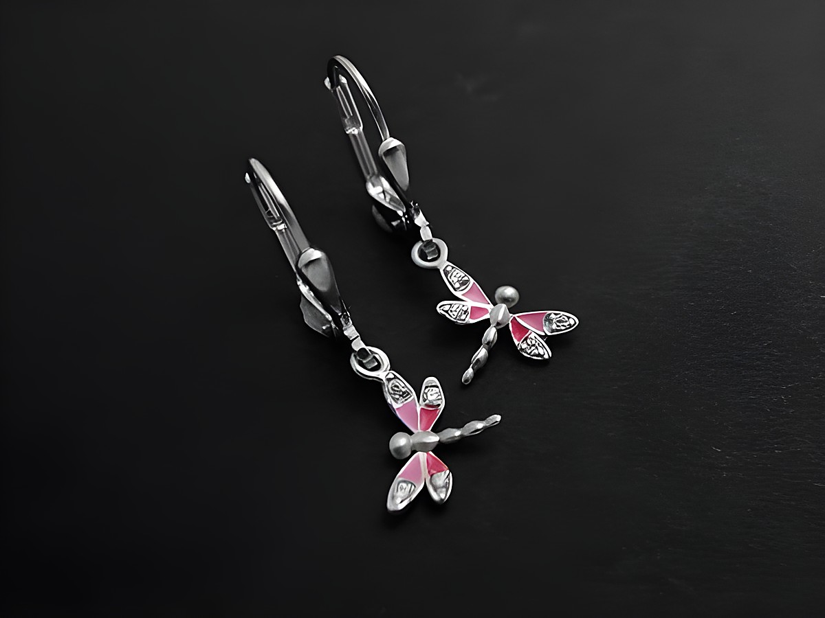 Ohrringe in Form von Libellen aus rhodiniertem Sterling Silber, verziert mit rosa-fuchsia Lack und Zirkonia, geeignet für Kinder, Hersteller: Juwelier Harnisch.