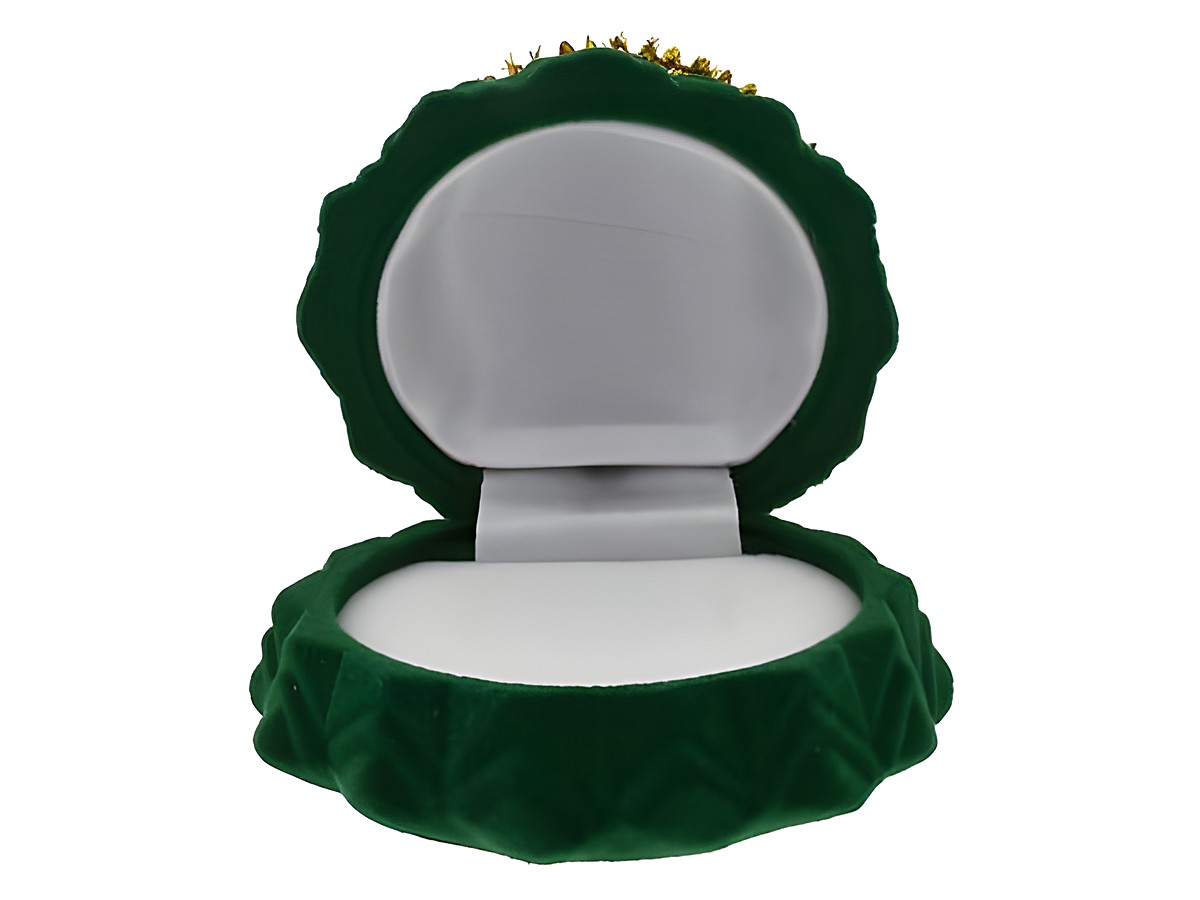 Geschenkschachtel in Form eines Tannenbaums, grün, 7 cm, Hersteller: Juwelier Harnisch, ideal für Weihnachten. Die Box hat ein weiches Innenfutter und dekorative Details. – Ansicht 2