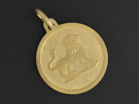 Sternzeichen Anhänger Gold 333 Löwe rund, Hersteller Juwelier Harnisch, zeigt das Motiv eines Löwen in eleganter, detailreicher Ausführung auf einem strukturierten Hintergrund.