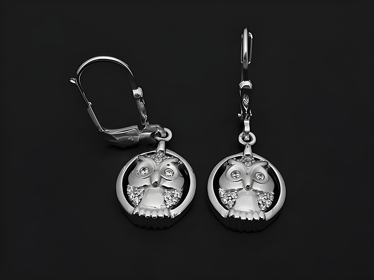 Ohrhänger mit Eule aus Silber, symbolisch, verziert mit weißen Zirkonia, hergestellt von Juwelier Harnisch, eleganter Schmuck mit Stein.