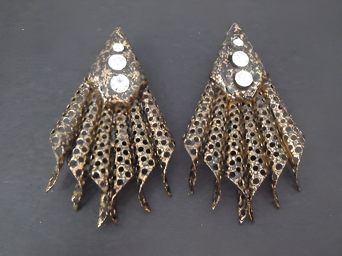 Goldfarbene und schwarze Ohrclips von Juwelier Harnisch mit zeitlosem Design, aus silberfarbenem Metall, verziert mit drei glitzernden Steinen. Ideal für elegante Anlässe.