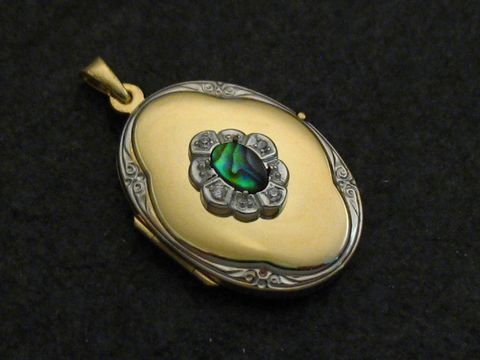 Medallion Cabochon aus Paua Shell in Gold 585 bicolor mit Brillanten, hergestellt von Juwelier Harnisch, gefertigt aus Gelbgold 585, elegantes Design mit filigranen Details.