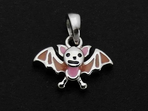 Silber Anhänger in Form einer Fledermaus für Kinder, mit braun, rosa und schwarzen Lackdetails, hergestellt von Juwelier Harnisch, tierisch und verspielt.