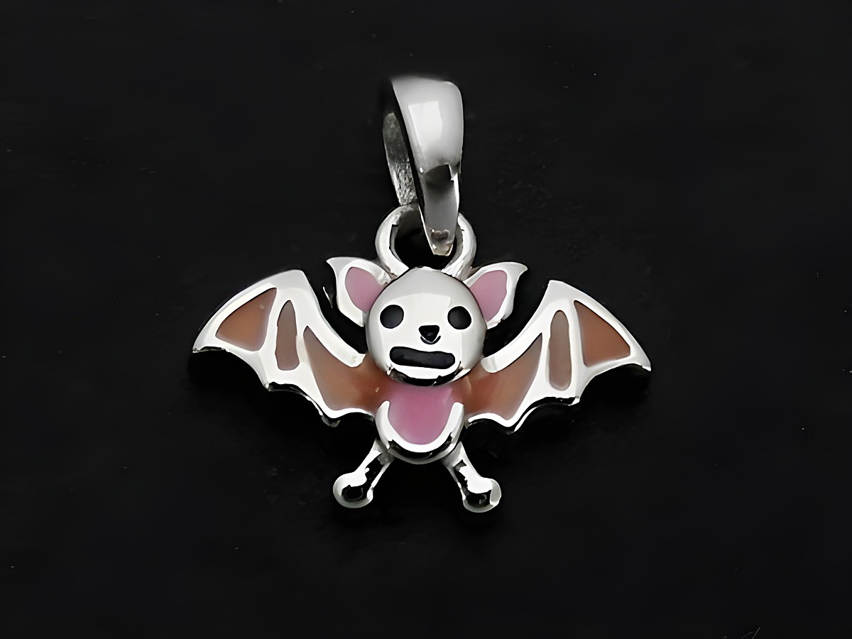 Silber Anhänger in Form einer Fledermaus für Kinder, mit braun, rosa und schwarzen Lackdetails, hergestellt von Juwelier Harnisch, tierisch und verspielt.
