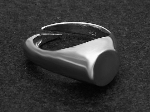 Silberring extravagant in Größe weit verstellbar, Hersteller Juwelier Harnisch, ohne Stein, mit einer geschwungenen Form und glänzender Oberfläche.