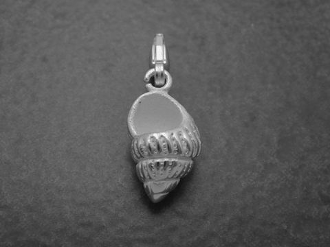 Silber Anhänger in Muschelform von Juwelier Harnisch, süße Geschenkidee, ideal für Tierliebhaber, ansprechendes Design für individuelle Schmuckstücke.