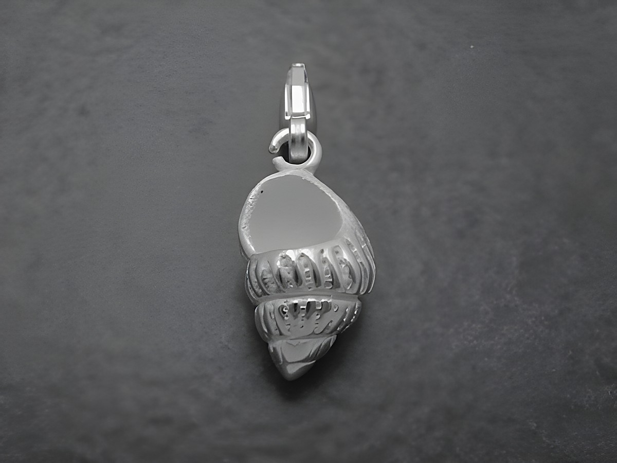 Silber Anhänger in Muschelform von Juwelier Harnisch, süße Geschenkidee, ideal für Tierliebhaber, ansprechendes Design für individuelle Schmuckstücke. – Ansicht 2