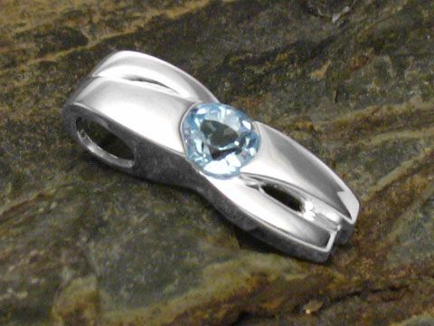 Eleganter Anhänger aus Sterling Silber mit geschwungenem Design und funkelndem Zirkonia in der Mitte, gefertigt vom Juwelier Harnisch. Ideal für besondere Anlässe.
