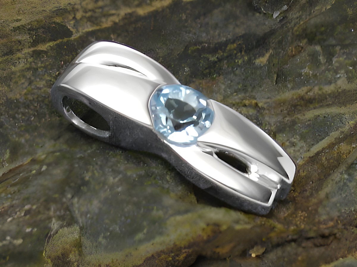 Eleganter Anhänger aus Sterling Silber mit geschwungenem Design und funkelndem Zirkonia in der Mitte, gefertigt vom Juwelier Harnisch. Ideal für besondere Anlässe.