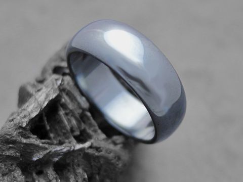 Steinring aus echtem Hämatin in anthrazit, klassisches Design, Maße 7,7 x 2,2 mm, Größe 60,5, Hersteller Juwelier Harnisch, ideal bis Größe 60.