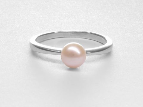 Silber Ring mit einer klassischen Süßwasser Zuchtperle, gefertigt aus Sterling Silber, Größe 58, Hersteller Juwelier Harnisch. Elegant und zeitlos im Design.