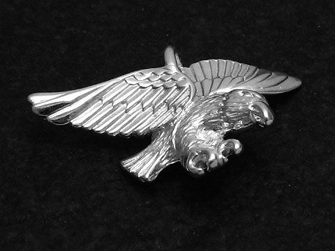 Adler im Anflug glänzend aus Sterling Silber, detailreich gestaltet, Hersteller Juwelier Harnisch, ideale Darstellung der majestätischen Tiere, perfekt für Anhängerliebhaber.