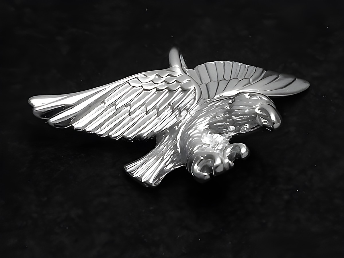 Adler im Anflug glänzend aus Sterling Silber, detailreich gestaltet, Hersteller Juwelier Harnisch, ideale Darstellung der majestätischen Tiere, perfekt für Anhängerliebhaber.