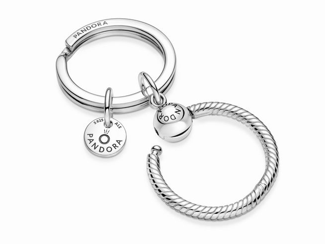 Pandora Silber 399566C00 Silber Taschen Handtaschen Clip Schlüsselanhänger mit zwei Ringen, einem glatten und einem gedrehten, beide mit Pandora Marken.