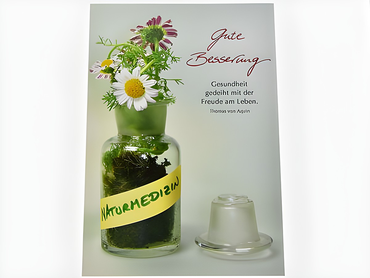 Auf dem Bild ist eine Genesungskarte zu sehen, auf der eine Flasche mit verschiedenen Pflanzen und einem gelben Label mit dem Wort Naturmedizin abgebildet ist, der Text Gute Besserung ergänzt das Motiv.