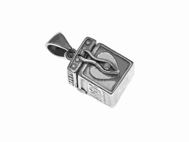 Ein silbernes Medaillon in Form einer Truhe, dekoriert mit einem Kreuz und Füßchen, symbolisiert Liebe und Erinnerung. Hergestellt aus Sterling Silber von Juwelier Harnisch, Sonderformen.