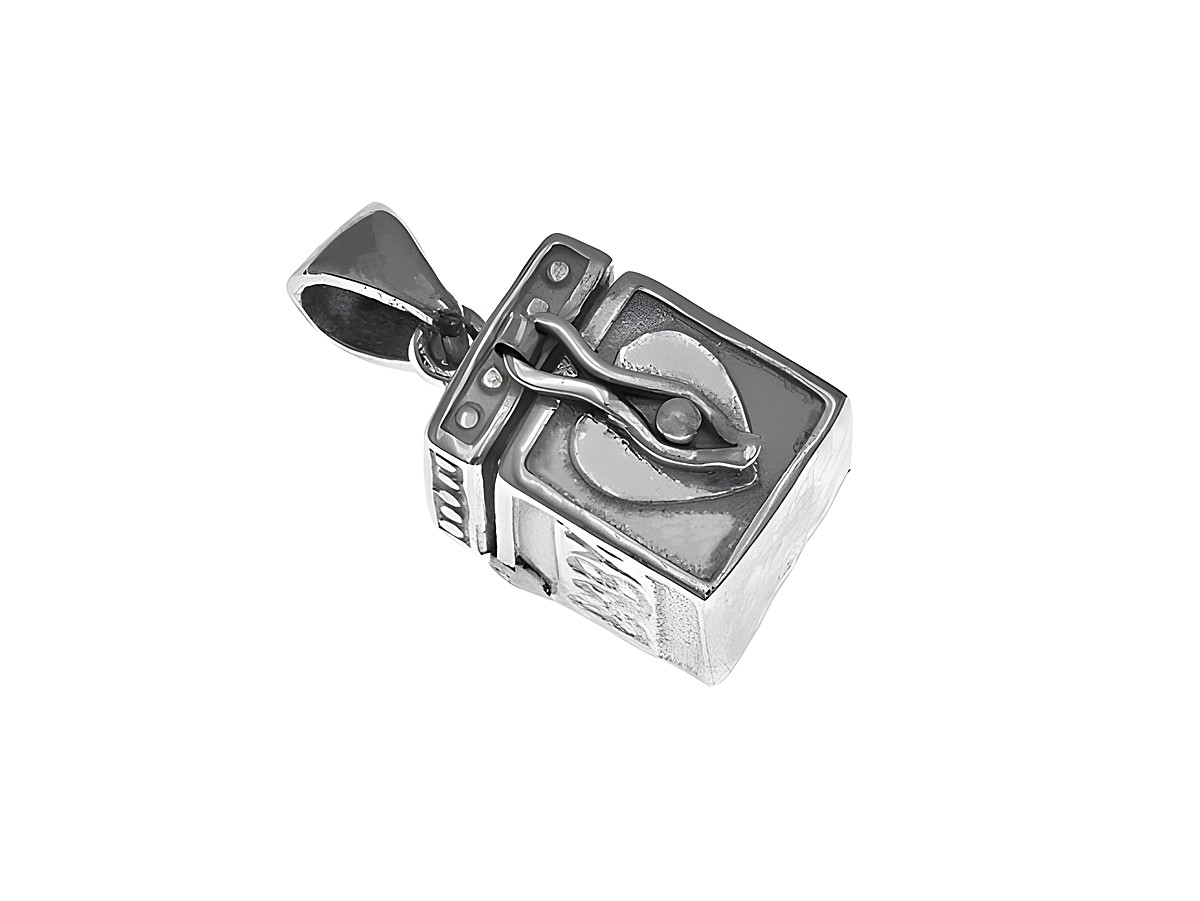 Ein silbernes Medaillon in Form einer Truhe, dekoriert mit einem Kreuz und Füßchen, symbolisiert Liebe und Erinnerung. Hergestellt aus Sterling Silber von Juwelier Harnisch, Sonderformen.