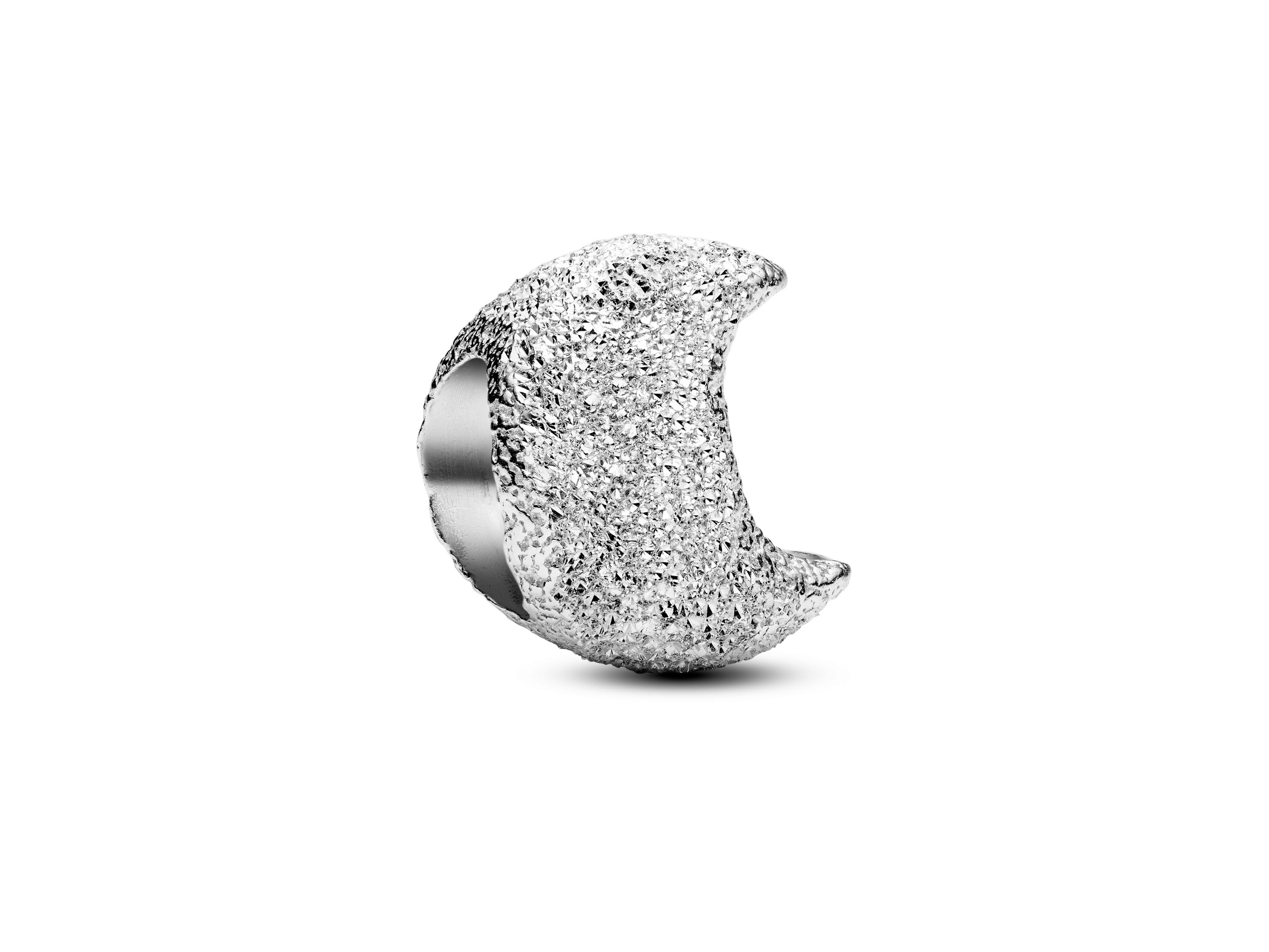 Strukturierter Mond Mini-Charm aus Sterling Silber von Pandora, glänzende Oberfläche mit detaillierter Textur, ideal für Armbänder und persönliche Schmuckkollektionen. Neuheit.