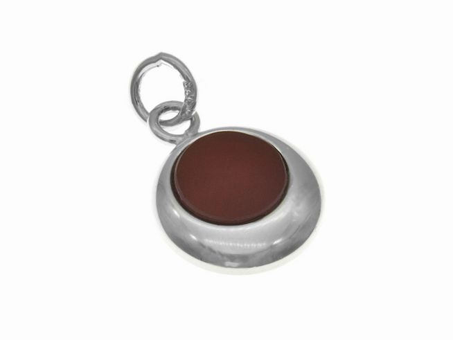 Runder, silber rhodierter Anhänger mit einem leuchtenden rotbraunen Karneol, elegant verarbeitet für einen stilvollen Look, hergestellt von Juwelier Harnisch.