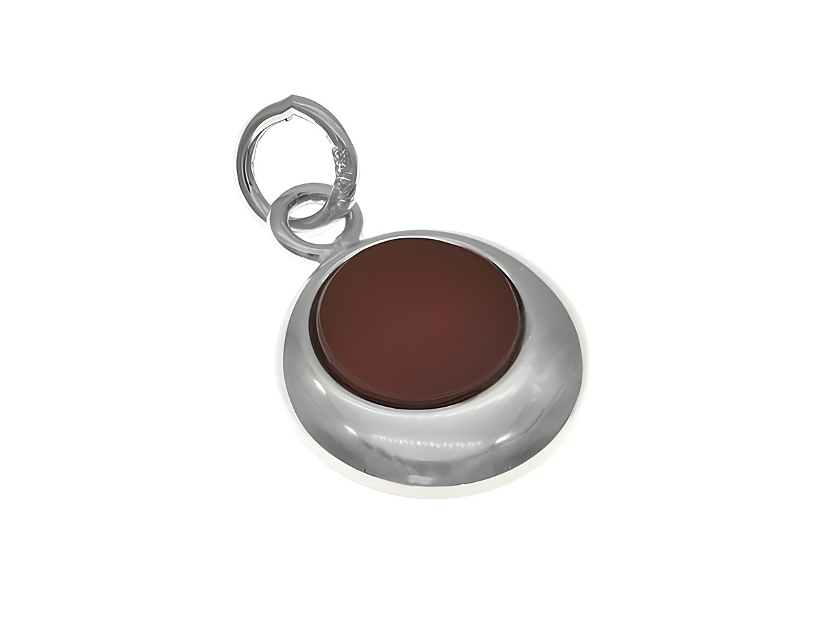 Runder, silber rhodierter Anhänger mit einem leuchtenden rotbraunen Karneol, elegant verarbeitet für einen stilvollen Look, hergestellt von Juwelier Harnisch.