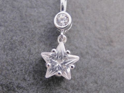 Silber Anhänger im Stern-Design mit funkelndem Zirkonia in Weiß von Juwelier Harnisch, verführerisch und elegant, inspiriert von Sonne, Mond und Sternen.