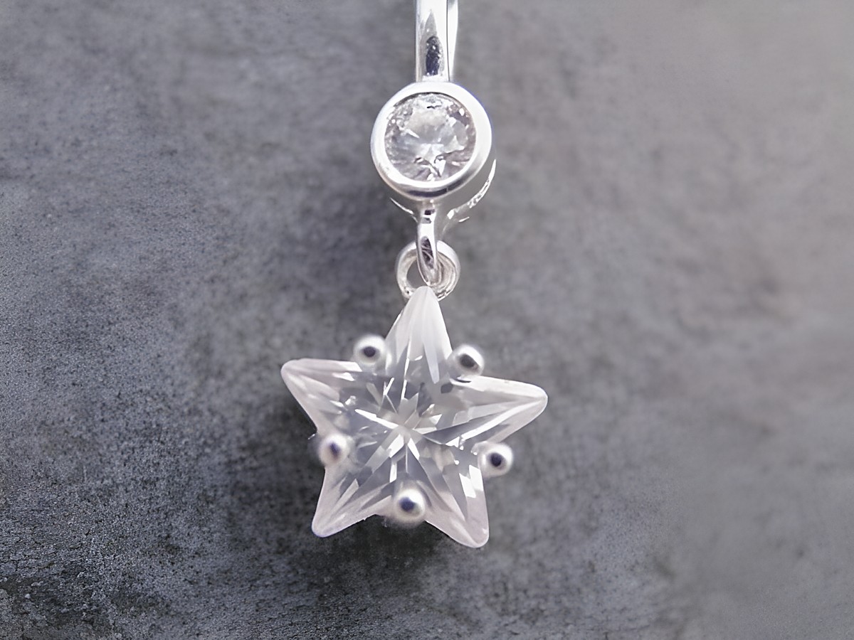 Silber Anhänger im Stern-Design mit funkelndem Zirkonia in Weiß von Juwelier Harnisch, verführerisch und elegant, inspiriert von Sonne, Mond und Sternen.