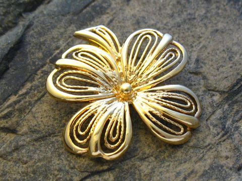 Gold Anhänger in Form einer Blume mit filigraner Blüte aus Gold 333, Hersteller Juwelier Harnisch, inspiriert von Pflanzen, ideal als zartes Schmuckstück.