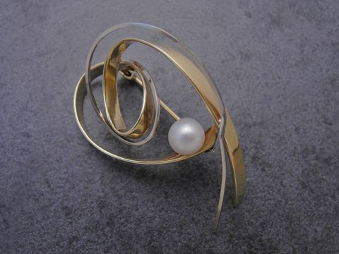 Gold Brosche romantisch Gold 585 Zuchtperle Anstecknadel Hersteller Juwelier Harnisch Broschen elegante Gestaltung mit geschwungenen Linien und einer schimmernden Perle.