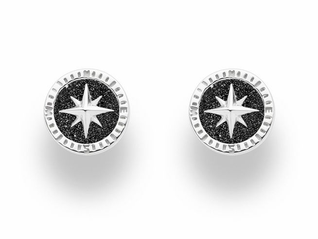 Zwei rhodinierte Ohrringe aus Sterling Silber mit einer Kompassrose und einer Lavasand-Oberfläche, die elegant und modern wirken. Ideal für stilbewusste Trägerinnen.