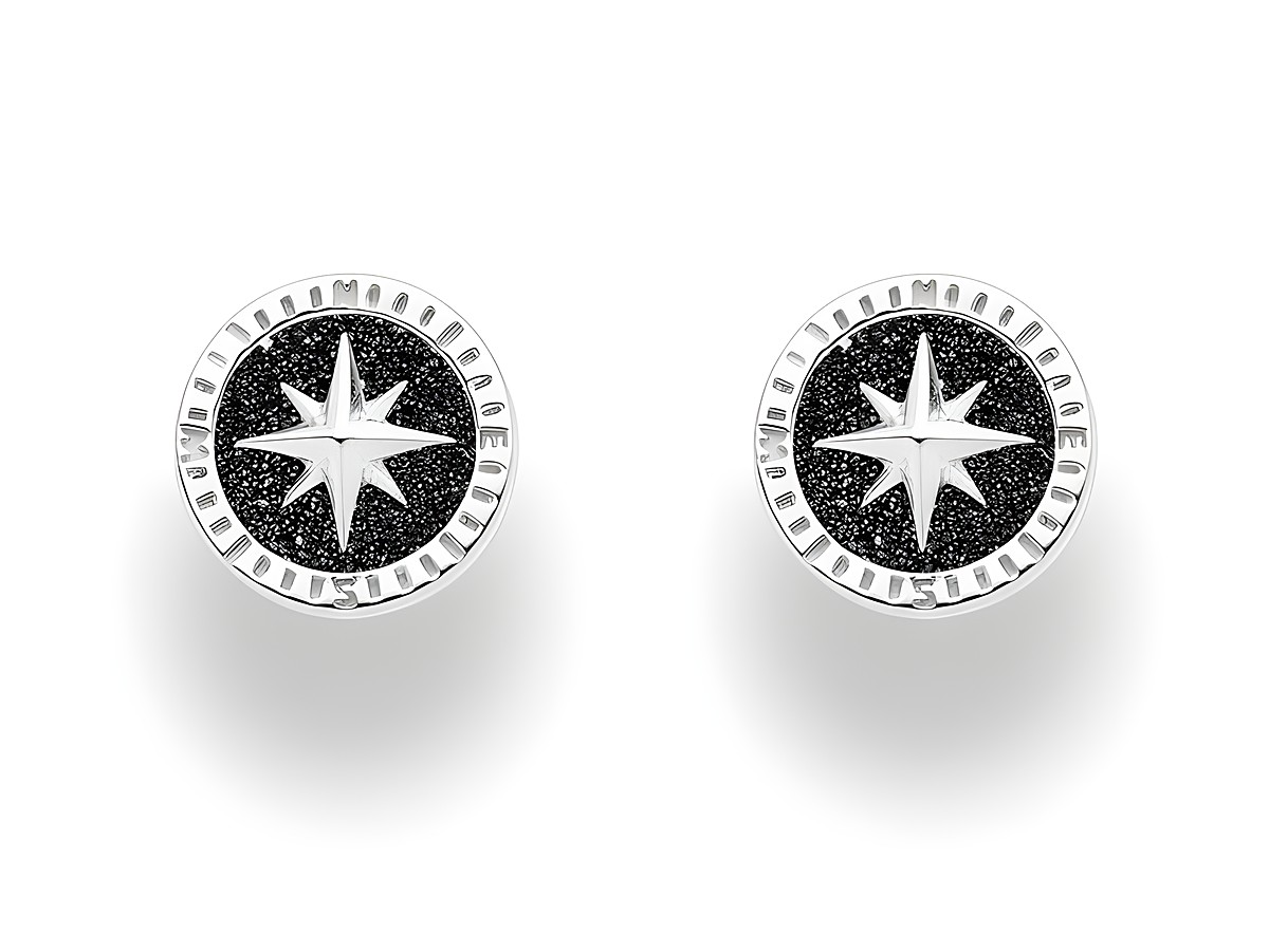 Zwei rhodinierte Ohrringe aus Sterling Silber mit einer Kompassrose und einer Lavasand-Oberfläche, die elegant und modern wirken. Ideal für stilbewusste Trägerinnen.