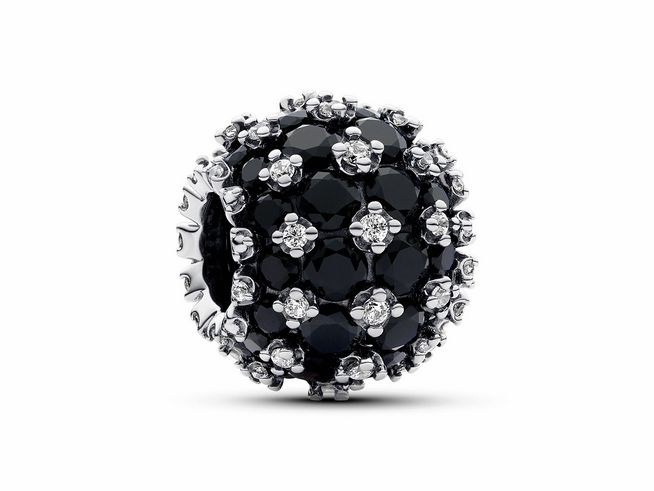 Funkelndes rundes schwarzes Pavé-Charm aus Sterling Silber von Pandora, besetzt mit einem mix aus schwarzen Steinen und glitzernden Ziersteinen, verleiht jedem Schmuckstück Eleganz.