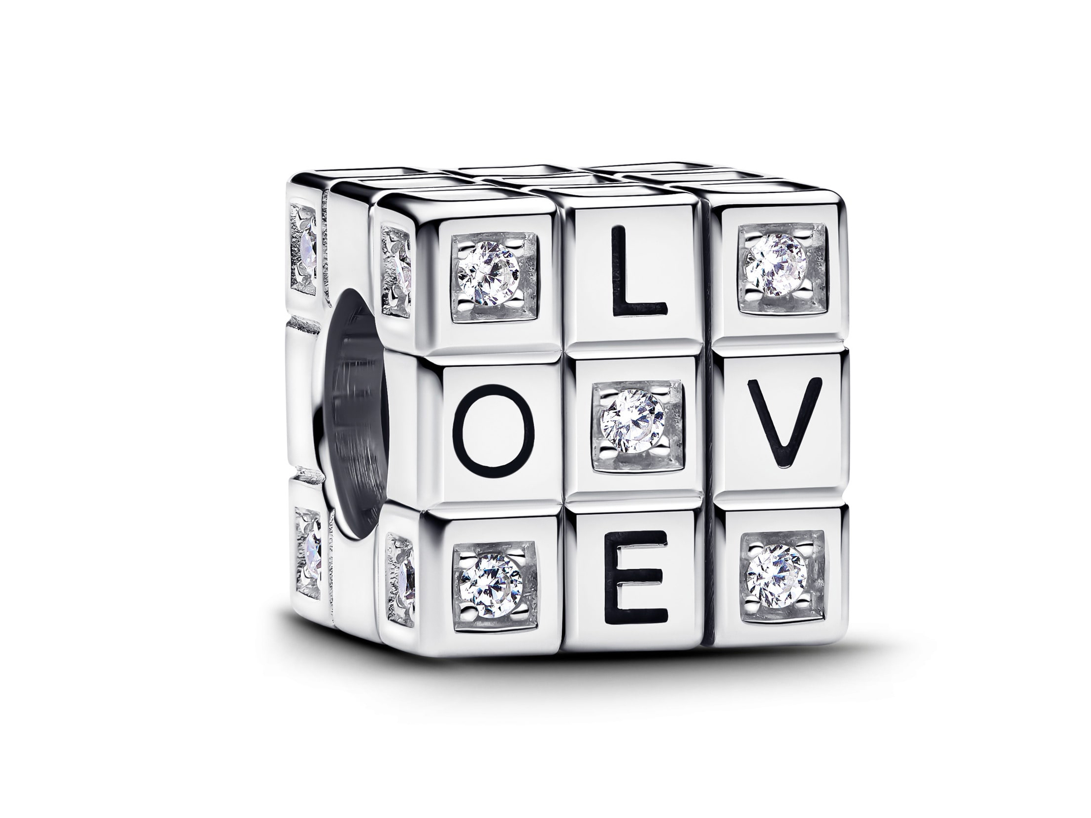 Pandora 793672C01 - Zauberwürfel - Anhänger aus Silber & Zirkonia & roter Emaille Der Pandora Zauberwürfel Anhänger aus Silber zeigt die Buchstaben L O V E und ist mit Zirkonia sowie roter Emaille verziert, ideal für eine liebevolle Geschenkidee.