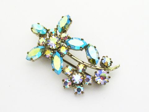 Strass Brosche in sexy weiß, neu und gefasst, gefertigt von Juwelier Harnisch. Die Brosche glänzt mit funkelnden, mehrfarbigen Strasssteinen in floralem Design.
