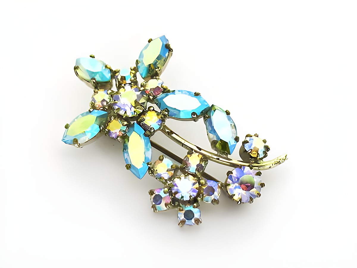 Strass Brosche in sexy weiß, neu und gefasst, gefertigt von Juwelier Harnisch. Die Brosche glänzt mit funkelnden, mehrfarbigen Strasssteinen in floralem Design.