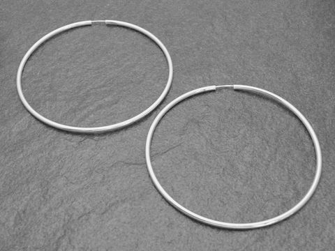 347064-0 Silber Creolen 8 cm aus Sterling Silber mit einem Durchmesser von über 45 mm und einer Stärke von 2,5 mm, stilvoll und elegant, ideal für jeden Anlass.