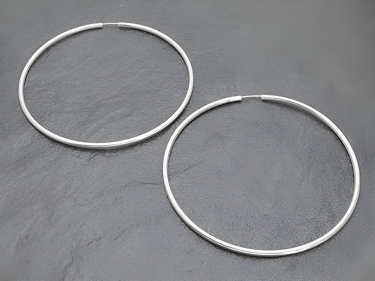 Silber Creolen 8 cm aus Sterling Silber mit einem Durchmesser von über 45 mm und einer Stärke von 2,5 mm, stilvoll und elegant, ideal für jeden Anlass.
