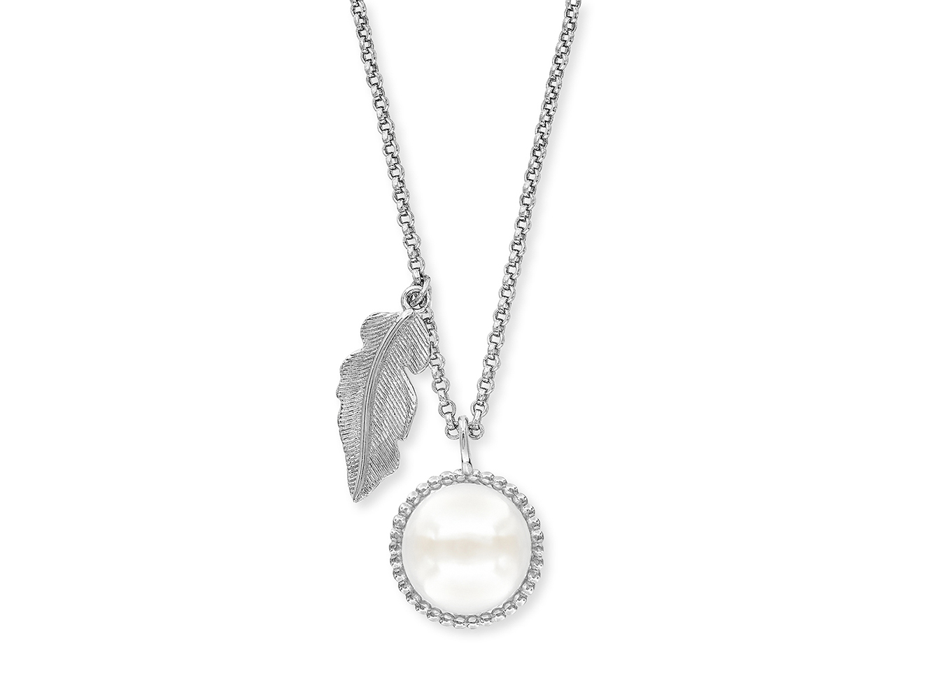 Kette von Engelsrufer mit einem silbernen rhodinierten Anhänger in Form einer Feder und einer weißen Muschelperle von 12 mm Durchmesser, Gesamtlänge 42 cm.