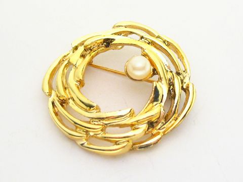 Designer Damen Brosche im Sexy City Look rund, in gold mit einer Perle, hergestellt von Juwelier Harnisch, stilvoller Modeschmuck für jeden Anlass.