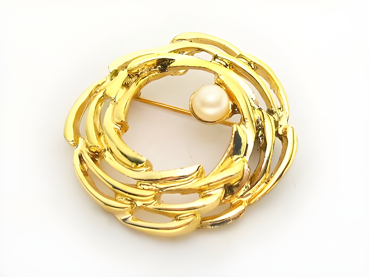 Designer Damen Brosche im Sexy City Look rund, in gold mit einer Perle, hergestellt von Juwelier Harnisch, stilvoller Modeschmuck für jeden Anlass.